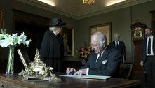 Rei Charles 3º se irrita com caneta durante assinatura: 'Eu odeio isso'
