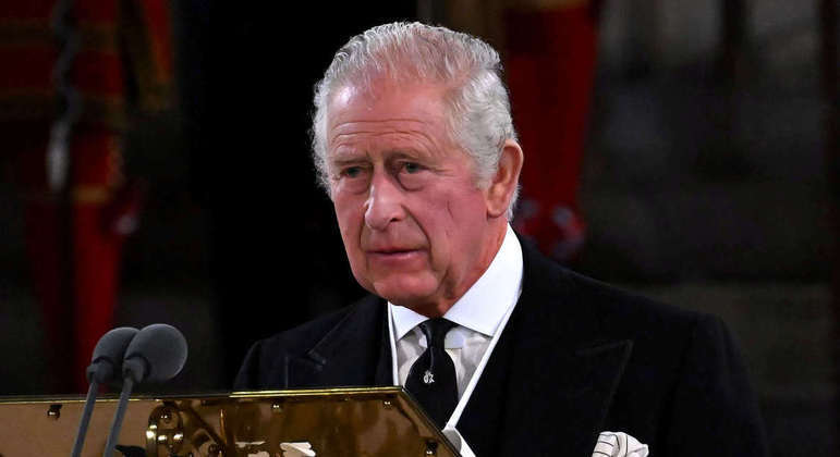 Rei Charles 3º convive com doença que deixa o rosto mais avermelhado