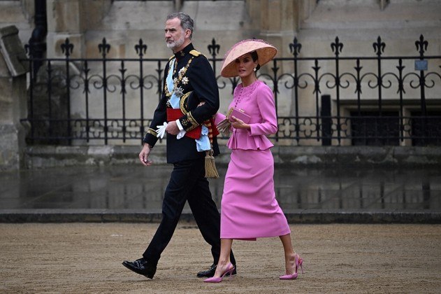 Rainha Letizia, da Espanha, estava de rosa. A monarca usou um tailleur com bordados na gola, sapatos e uma bolsa, todos na mesma cor. Apenas o chapéu era bege, mas com detalhes em rosa
