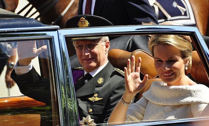 Família real da BélgicaOutra família real que passou por escândalos foi a da Bélgica. Em um livro sobre a monarquia belga, foi afirmado que o rei Philippe seria ‘gay’ e teria um casamento de fachada. A informação foi negada pela Casa Real, que emitiu um comunicado onde dizia que a publicação difundia uma imagem 