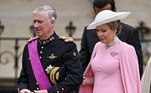 O rosa foi uma das cores que mais apareceu na coroação e foi o tom escolhido pela  Rainha Mathilde, da Bélgica. A monarca usou um vestido midi com uma capa. Apenas alguns acessórios, como o chapéu branco e a gargantilha de pérolas, que eram de outra cor