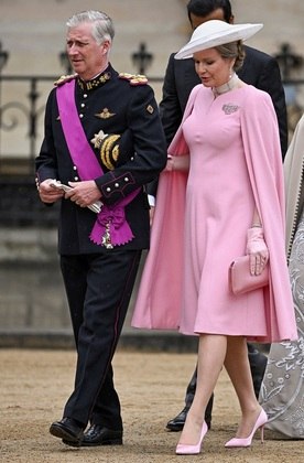 O rosa foi uma das cores que mais apareceu na coroação e foi o tom escolhido pela  Rainha Mathilde, da Bélgica. A monarca usou um vestido midi com uma capa. Apenas alguns acessórios, como o chapéu branco e a gargantilha de pérolas, que eram de outra cor
