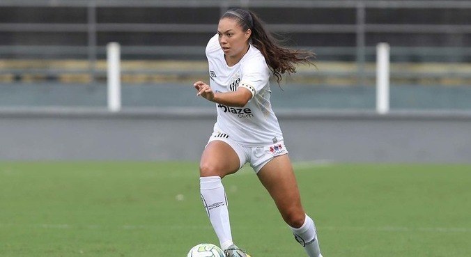 A jogadora já disputou seis jogos com a camisa do Santos
