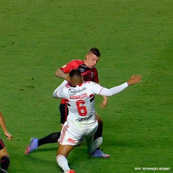 A entrada violentíssima do jogador do São Paulo. Onde está a bola?