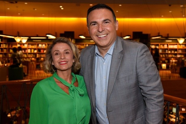 No evento, o jornalista e apresentador posou com a mulher, Simone Chimenti. Em seu livro, Gottino relembra diversos momentos marcantes de sua história