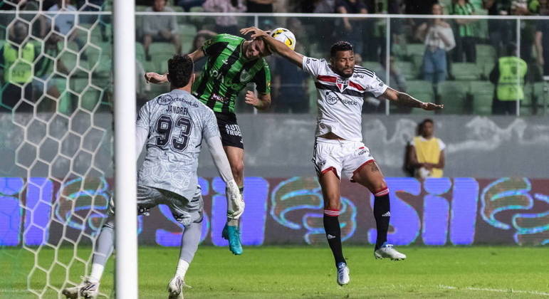 Pênalti cometido por Reinaldo contra o América-MG