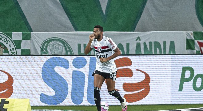 Reinaldo comemora gol que abriu o caminho para vitória do São Paulo