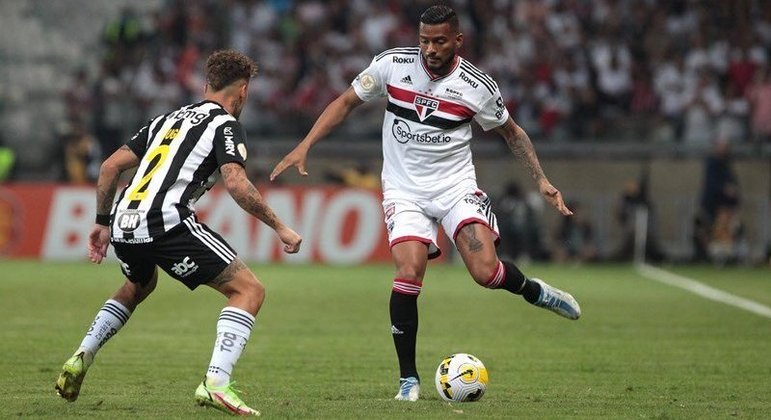 Reinaldo em partida contra o Atlético-MG