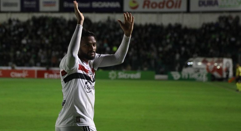 Reinaldo comemora gol marcado contra o Juventude