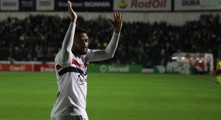 Reinaldo comemora gol marcado contra o Juventude