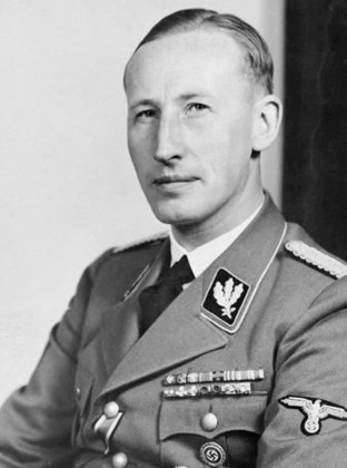Reinhard Heydrich - Chefe  do Gabinete Central de Segurança.  Presidiu a Comissão da Polícia Criminal Internacional e formalizou planos para o genocídio dos judeus. Em 1941, ordenou execuções em massa para eliminar resistência em territórios hoje pertencentes à República Tcheca.