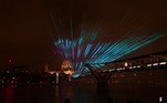 As incertezas causadas pela Covid-19 fizeram com a tradicional festa de fogos de artifício de Londres dessem lugar ao belo show de projeções sobre a ponte Millennium
