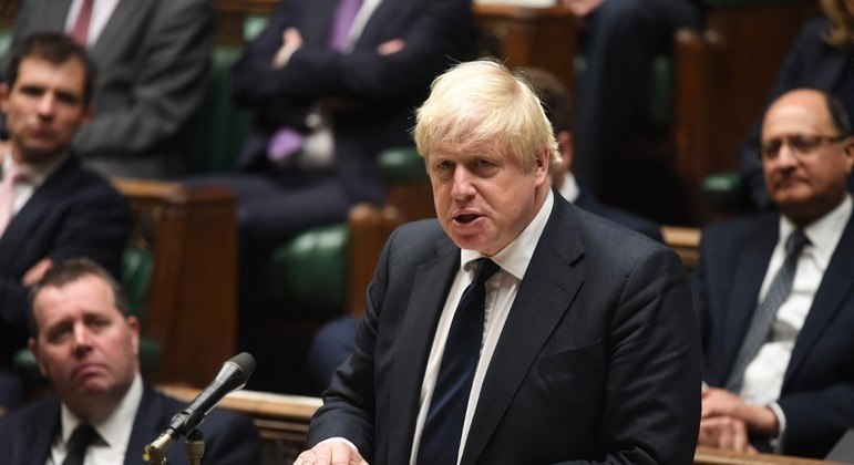 Mesmo com apelos, governo de Boris Johnson evita tomar medidas de restrição
