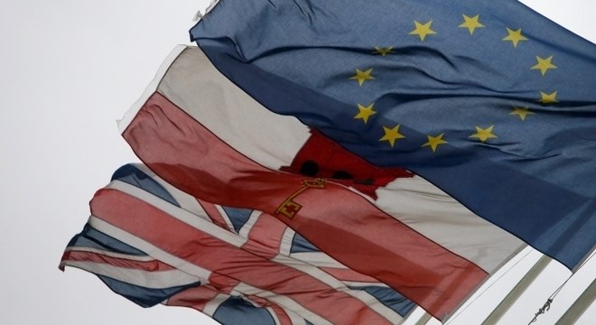 Bandeiras da UE, de Gibraltar e do Reino Unido no território britânico de Gibraltar 