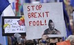 XEN - REINO UNIDO/BREXIT/PROTESTO - INTERNACIONAL - Milhares de oponentes do Brexit, empunhando cartazes e bandeiras, se reuniram no centro de Londres, neste sábado, 19 de outubro de 2019, para pedir que o Reino Unido permaneça na União Europeia. Os manifestantes vão convergir para a Praça do Parlamento, enquanto os legisladores apreciam o plano de saída do Brexit apresentado pelo primeiro-ministro britânico Boris Johnson. O grupo pede pelo "Voto do Povo", pedindo outro referendo para a decisão final dessa escolha. 19/10/2019 - Foto: MATT DUNHAM/ASSOCIATED PRESS/ESTADÃO CONTEÚDO