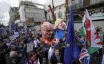 XEN - REINO UNIDO/BREXIT/PROTESTO - INTERNACIONAL - Milhares de oponentes do Brexit, empunhando cartazes e bandeiras se reuniram no centro de Londres, neste sábado, 19 de outubro de 2019, para pedir que o Reino Unido permaneça na União Europeia. Os manifestantes vão convergir para a Praça do Parlamento, enquanto os legisladores apreciam o plano de saída do Brexit apresentado pelo primeiro-ministro britânico Boris Johnson. O grupo pede pelo "Voto do Povo", pedindo outro referendo para a decisão final dessa escolha. 19/10/2019 - Foto: MATT DUNHAM/ASSOCIATED PRESS/ESTADÃO CONTEÚDO