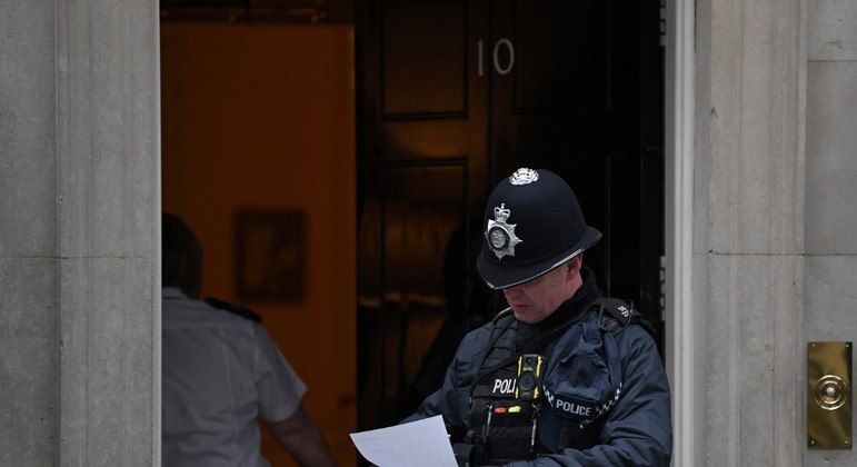 Polícia investiga há meses denúncias de festas em Downing Street durante confinamento