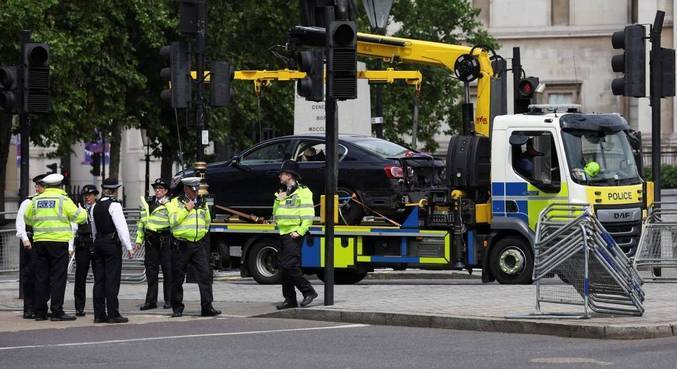 Polícia britânica evacuou a Trafalgar Square para remover veículo suspeito