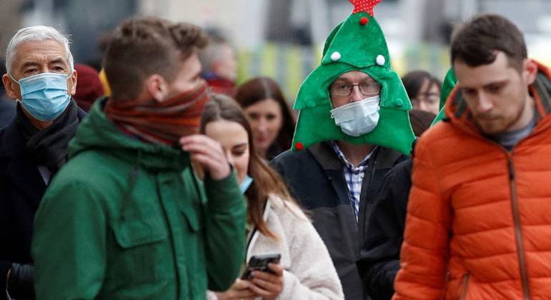 Pedestres passeiam em Londres em meio ao aumento de casos da variante Ômicron