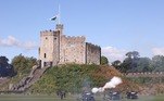Uma salva de 21 tiros marcou a chegada do rei Charles 3º e de sua esposa Camilla, a rainha consorte, a Cardiff nesta sexta-feira 