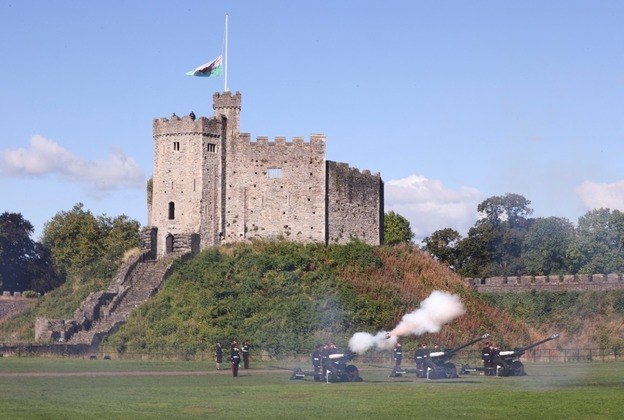 Uma salva de 21 tiros marcou a chegada do rei Charles 3º e de sua esposa Camilla, a rainha consorte, a Cardiff nesta sexta-feira 