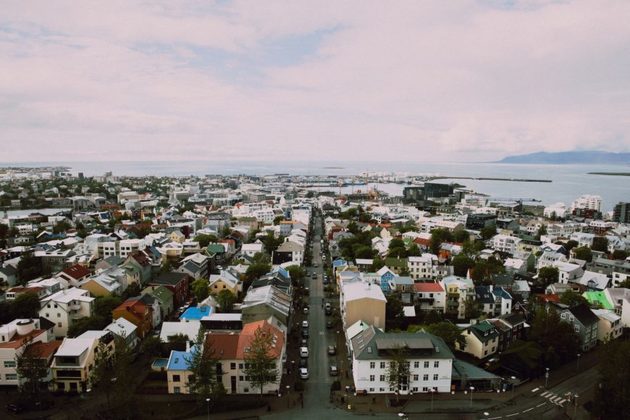 Reiquiavique tem 274 km² e cerca de 130 mil habitantes (220 mil em sua Região Metropolitana). Já a Islândia possui 102.775  km². O país está entre os mais ricos, desenvolvidos e verdes do mundo. 