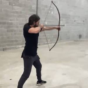 Caetano aprendeu a mexer em um arco e flecha