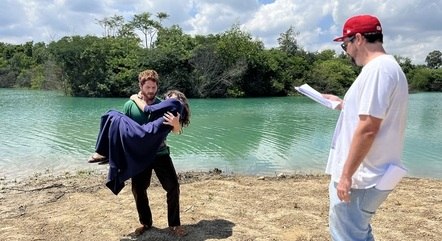 Cirillo e Maiara ensaiam o momento com o diretor