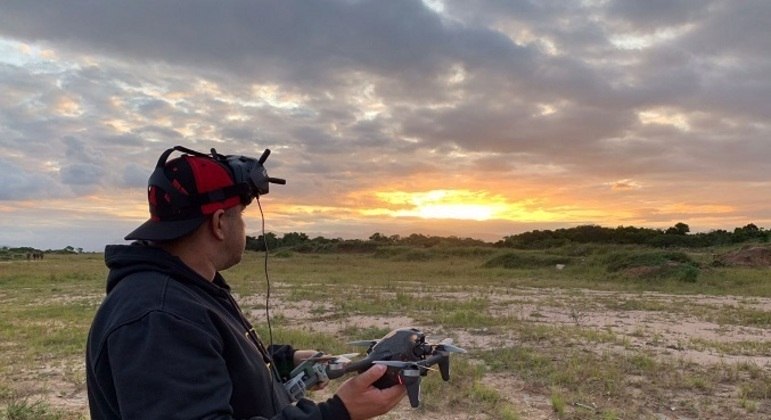 Responsável por pilotar o drone da série, Cezar Bialowas tem experiência internacional