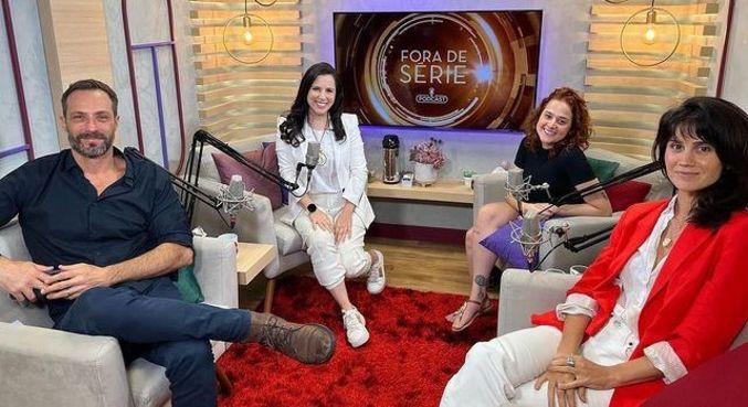 Fernando Pavão, Júlia Guerra (à dir.) e Branca Messina (à dir, de vermelho) participam do podcast Fora de Série 