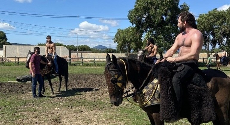 Foto profissional gratuita de andar a cavalo, automobilismo