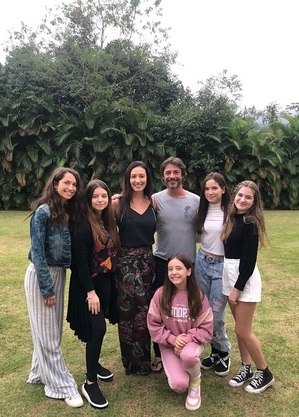 Cris Carniato e Igor Cotrim com suas "filhas"