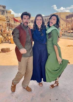 Alexandre Barros, Rayanne Morais e Jessica Juttel em momento de descontração nos bastidores de "Reis"