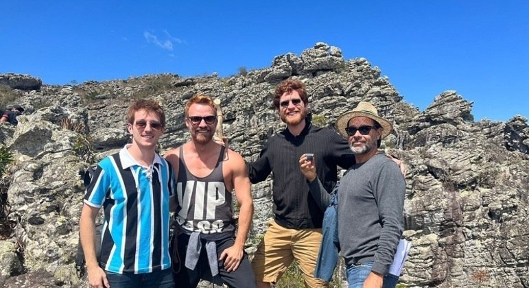 Gabriel Vivan, Alex Morenno, Cirillo Luna e o diretor-geral nos bastidores da série