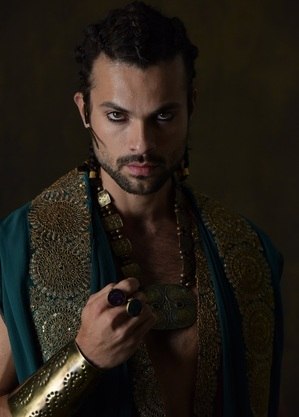 Victor caracterizado como Lámar