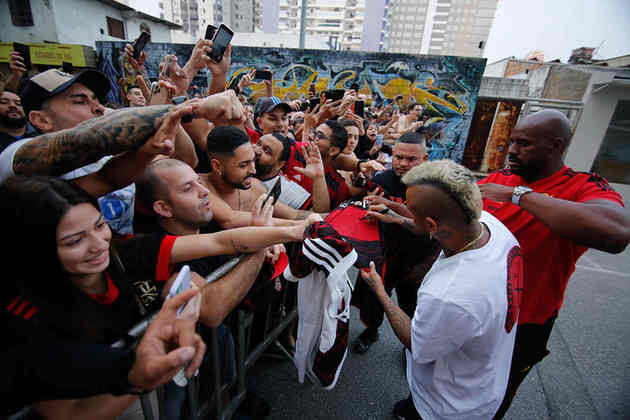 Relacionado pela primeira vez desde que chegou ao Flamengo, Arturo Vidal foi o centro das atenções. O volante se impressionou com a festa e tentou retribuir atendendo pedidos de autógrafos e fotos.