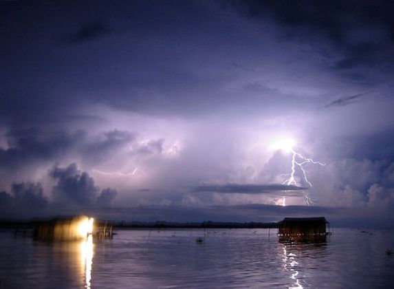 Relâmpago de Catatumbo - Fenômeno atmosférico que ocorre na Venezuela, sobre a foz do rio Catatumbo, no local em que ele deságua no lago Maracaibo.