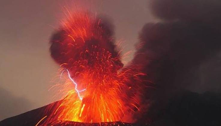 Relâmpagos Vulcânicos - Um dos espetáculos mais assustadores da natureza. São tempestades de raios ocorridas durante erupções vulcânicas. 