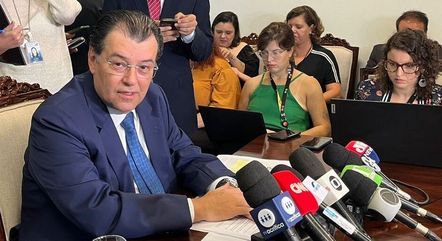 Relator da reforma tributária, senador Eduardo Braga apresenta parecer a jornalistas