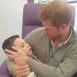 Relembre os momentos em que o príncipe Harry derreteu nossos corações (Montagem/sussexroyal/via estrelando)
