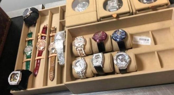 Relógios cravejados de diamantes e avaliados em US$ 15 milhões