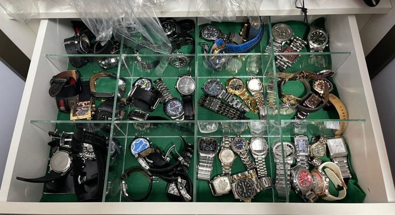 Em operação do Gaeco, foram apreendidos diversos relógios de luxo
