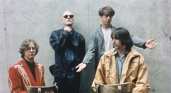 R.E.M. em 1994 durante o lançamento de 