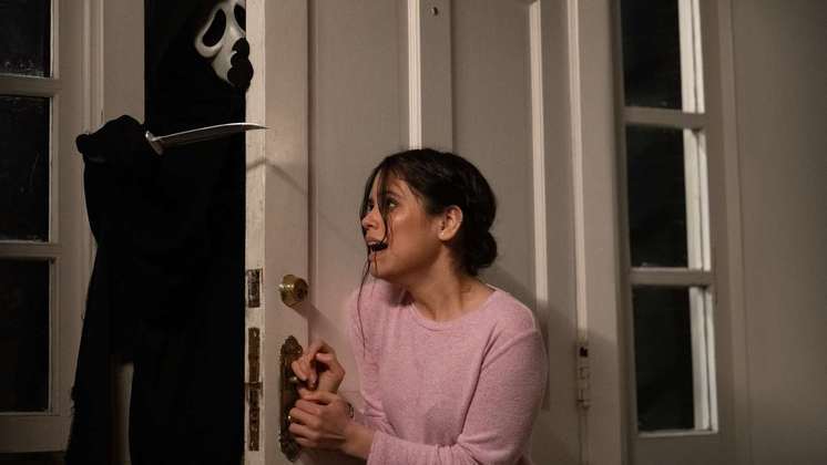 PânicoO quinto filme da franquia arrecadou mais de 140 milhões de dólares mundialmente, além de receber diversos elogios dos críticos por seu humor ácido e sarcástico, e também por suas divertidas referências ao próprio universo de Pânico. O afiado elenco jovem, que conta com a nova estrela Jenna Ortega, se une aos protagonistas originais Neve Campbell, Courtney Cox e David Arquette. A química entre as duas gerações funciona e rende boas cenas. O sucesso foi tanto que, poucos meses após o lançamento, um sexto filme foi confirmado e as gravações já foram até concluídas
