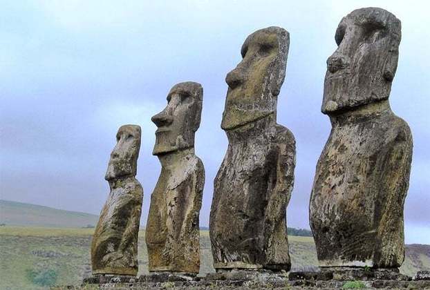 Remota, Hanga Roa também costuma ser um ponto de exploração de sítios arqueológicos, além de contar com uma rica herança cultural, incluindo os famosos moai.