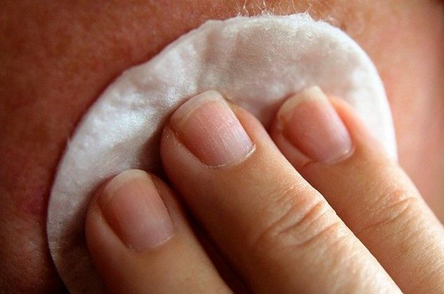 Remova a maquiagem antes de dormir. A higiene e limpeza da pele reduzem o risco de acne e cravos, atenuam a oleosidade e agem como antioxidante, prevenindo o envelhecimento da pele.