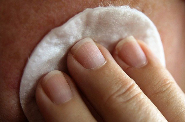 Remova a maquiagem antes de dormir. A higiene e limpeza da pele reduz o risco de acne e cravos, atenua a oleosidade e age como antioxidante, prevenindo o envelhecimento da pele. 