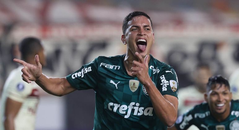 Zagueiro Renan comemora gol da vitória contra o Universitario, do Peru, pela Libertadores