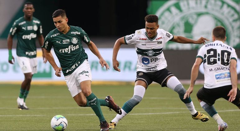 Renan (à esquerda) estreou no profissional do Palmeiras contra o Coritiba pelo Brasileirão