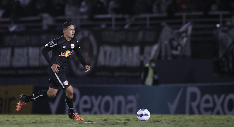 Renan em ação com a camisa do Bragantino